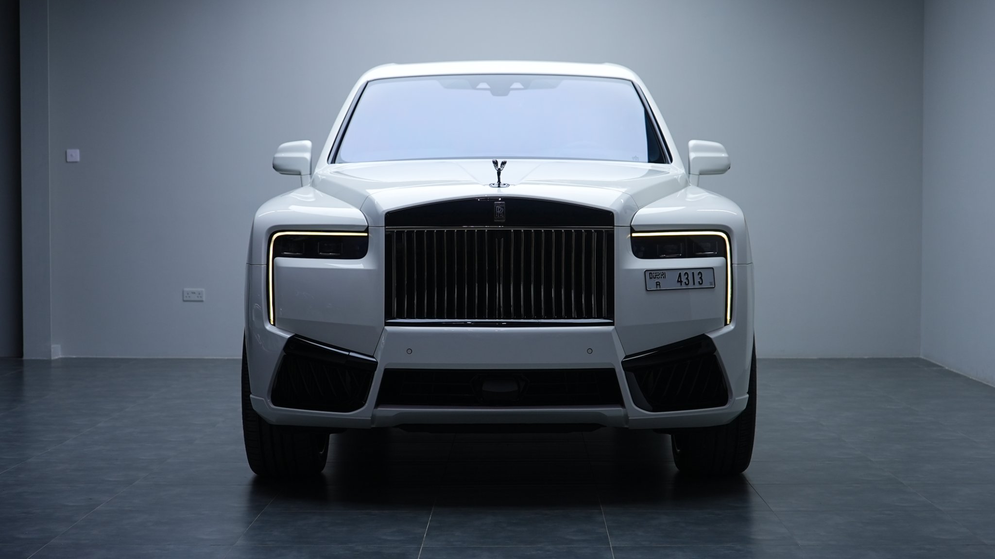 ROLLS ROYCE CULLINIAN 2025 WHITE - Rent in Dubai UAE