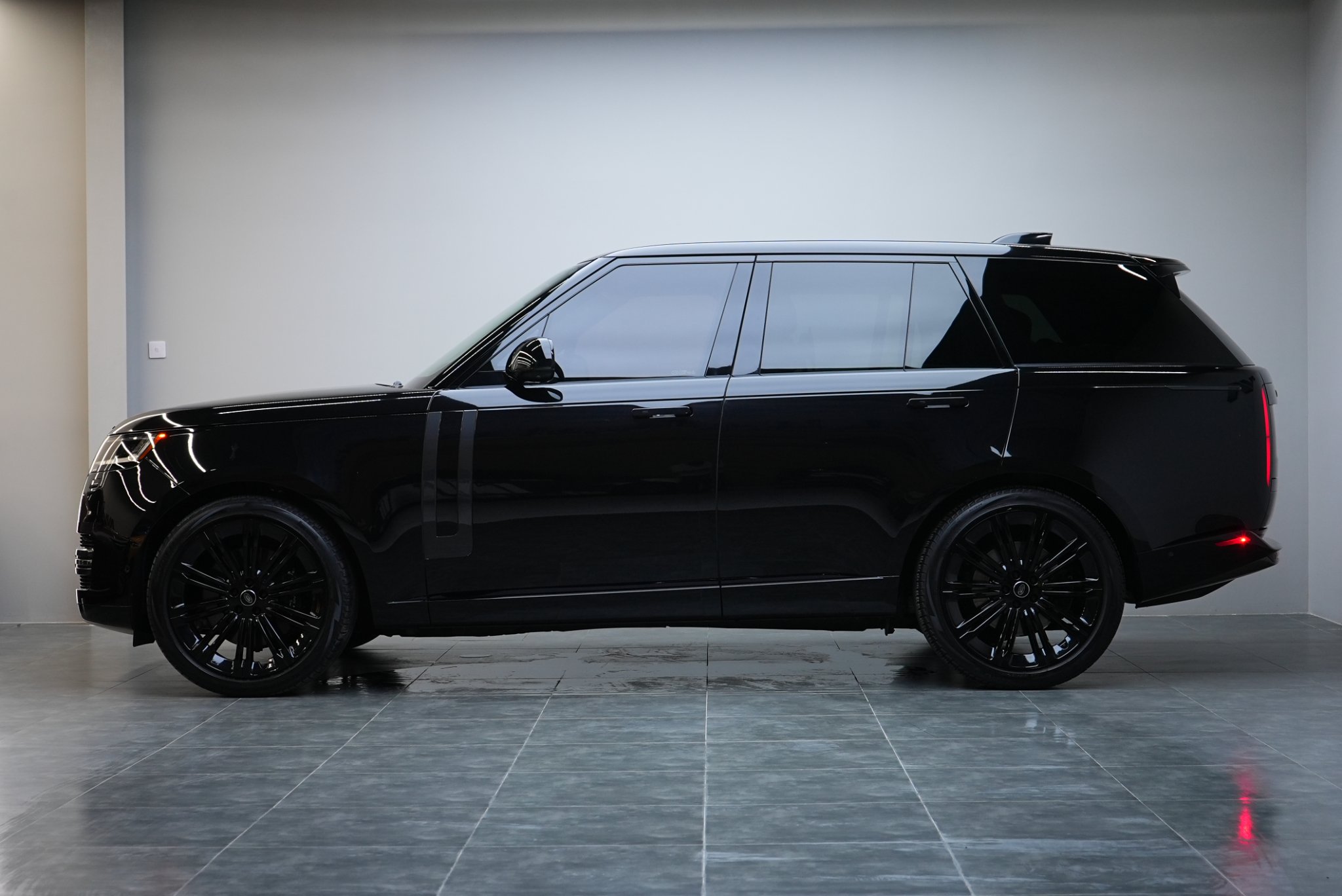 RANGE ROVER HSE VOGUE 1st BLACK - Rent in Dubai UAE